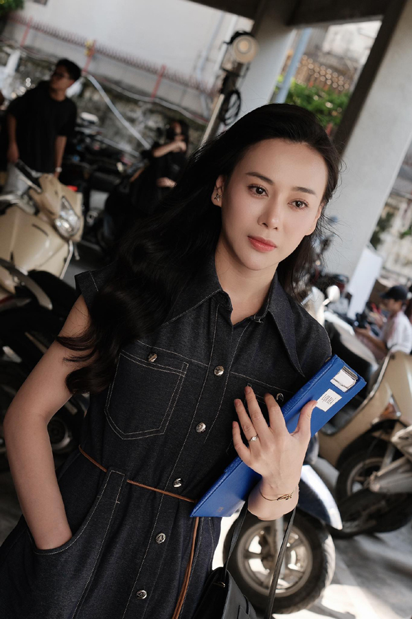 Nhan sắc Phương Oanh từ hậu trường phim đến lúc về nhà nấu ăn trong bếp - Ảnh 10. Nhan sắc Phương Oanh từ hậu trường phim đến lúc về nhà nấu ăn trong bếp - Ảnh 10.