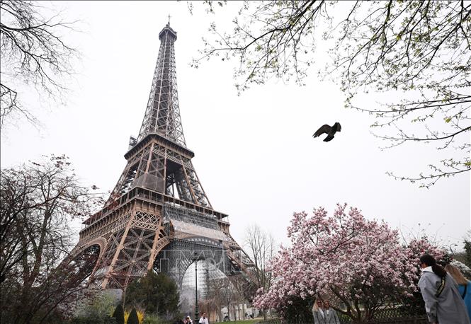thap-eiffel-1757148046699-17571480471391801576138.jpg