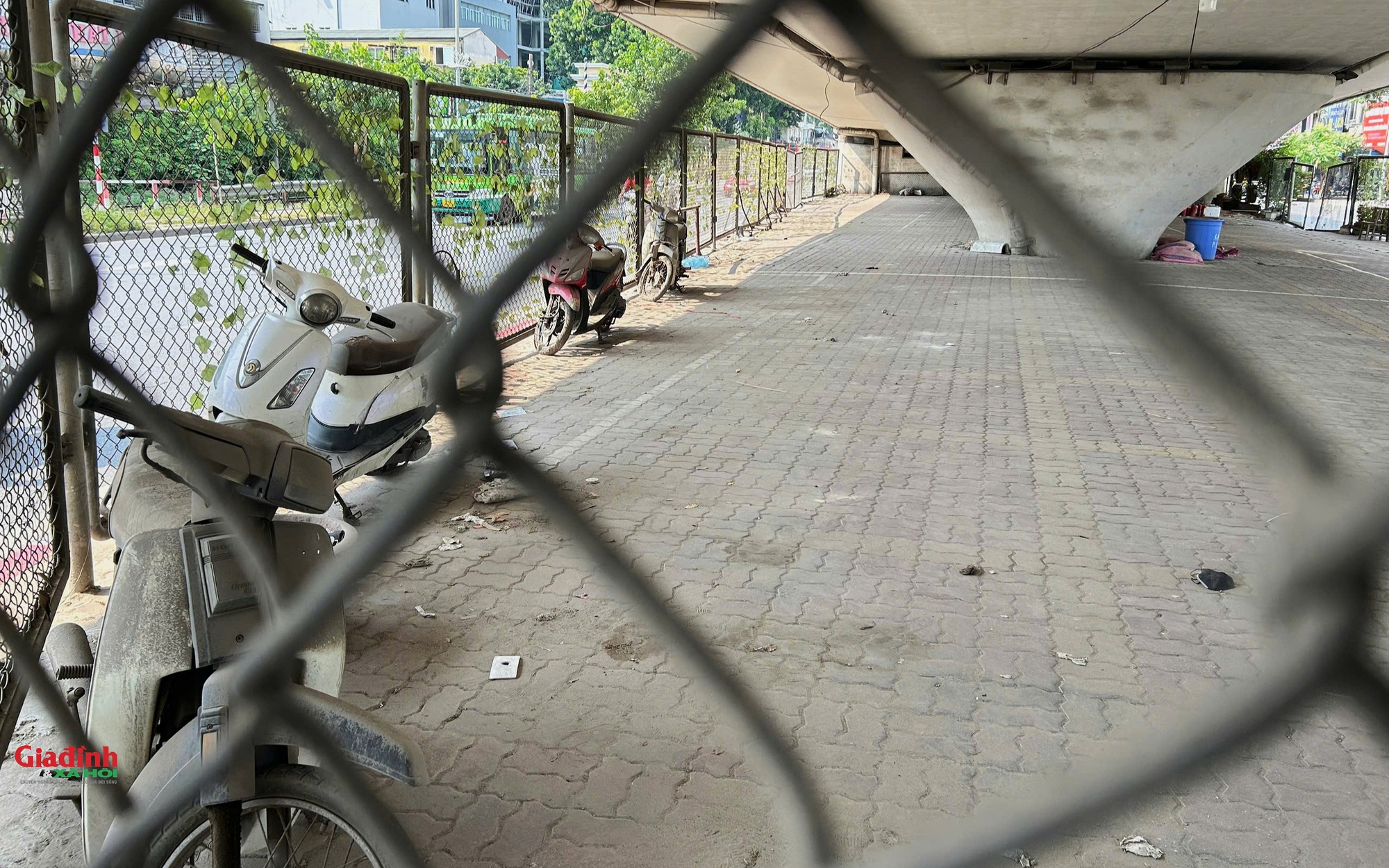 H&agrave; Nội: Sau 'tối hậu thư' của ch&iacute;nh quyền, loạt b&atilde;i xe kh&ocirc;ng ph&eacute;p tại H&agrave; Đ&ocirc;ng vẫn v&ocirc; tư hoạt động - Ảnh 16.