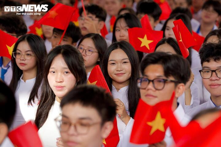 Mưa đỏ lập kỷ lục phòng vé Việt Nam , không khí lạnh đến sớm - Ảnh 5. Mưa đỏ lập kỷ lục phòng vé Việt Nam , không khí lạnh đến sớm - Ảnh 5.