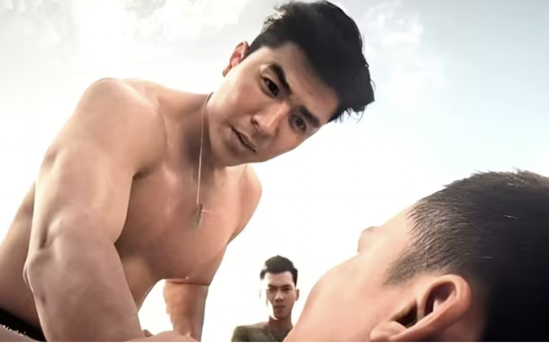 Khán giả canh doanh thu "Mưa đỏ" như canh giá vàng, đến Trấn Thành cũng háo hức và chúc mừng phim lên top 1