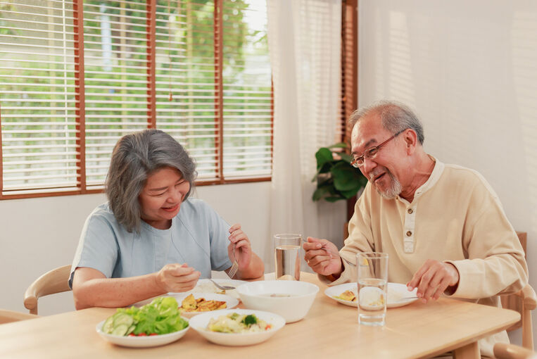 Người cao tuổi ăn sáng muộn ảnh hưởng tới sức khỏe và tuổi thọ- Ảnh 2.