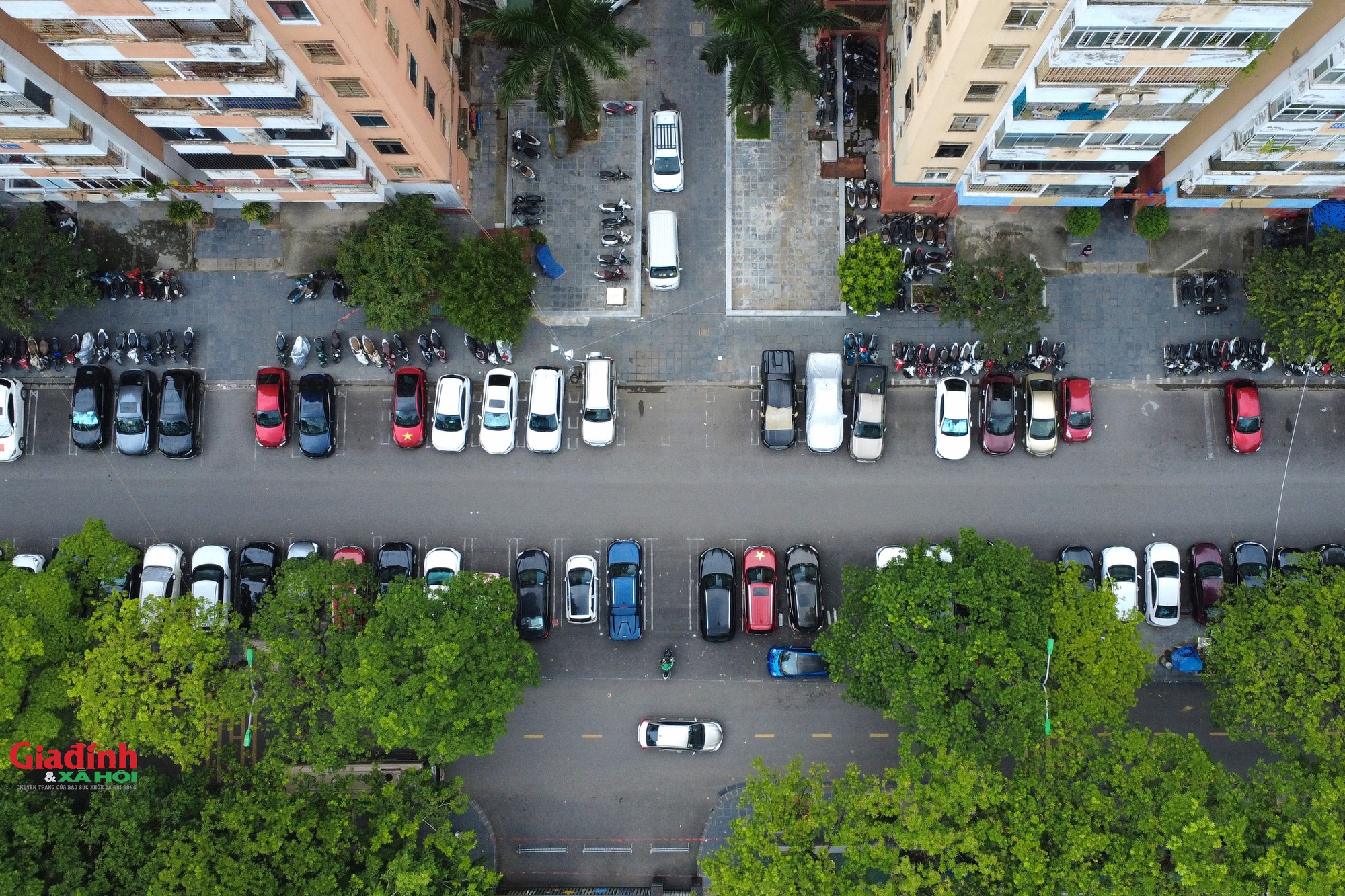 Vụ bãi xe không phép 'cát cứ' sân chung cư ở Hà Nội: Chính quyền ra 'tối hậu thư', yêu cầu giải tỏa trước 12/9 - Ảnh 1. Vụ bãi xe không phép 'cát cứ' sân chung cư ở Hà Nội: Chính quyền ra 'tối hậu thư', yêu cầu giải tỏa trước 12/9 - Ảnh 1.