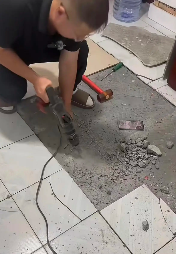 Quyết định cậy sàn nhà lên tìm kiếm, người đàn ông không ngờ rằng mình đã khám phá ra điều không tưởng - Ảnh 2.