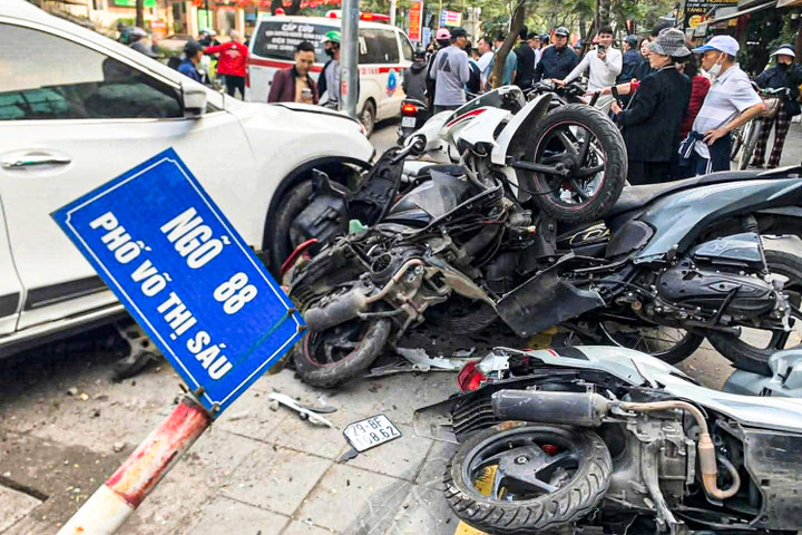 &Ocirc; t&ocirc; lao l&ecirc;n vỉa h&egrave;, h&agrave;ng loạt xe m&aacute;y bị đ&acirc;m hỏng - Ảnh 2.