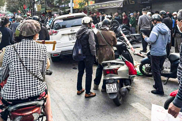 &Ocirc; t&ocirc; lao l&ecirc;n vỉa h&egrave;, h&agrave;ng loạt xe m&aacute;y bị đ&acirc;m hỏng - Ảnh 3.