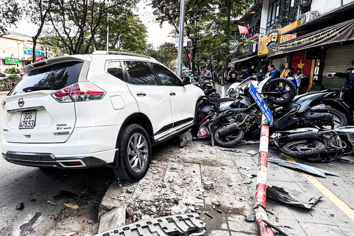 &Ocirc; t&ocirc; lao l&ecirc;n vỉa h&egrave;, h&agrave;ng loạt xe m&aacute;y bị đ&acirc;m hỏng - Ảnh 1.