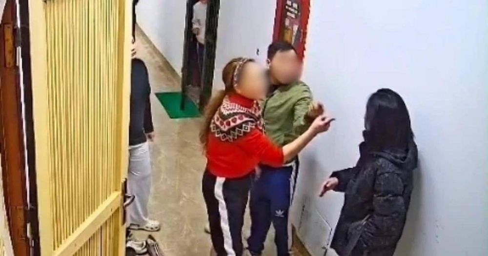 Công an triệu tập người phụ nữ túm tóc, hành hung hàng xóm tại hành lang chung  cư Hà Nội