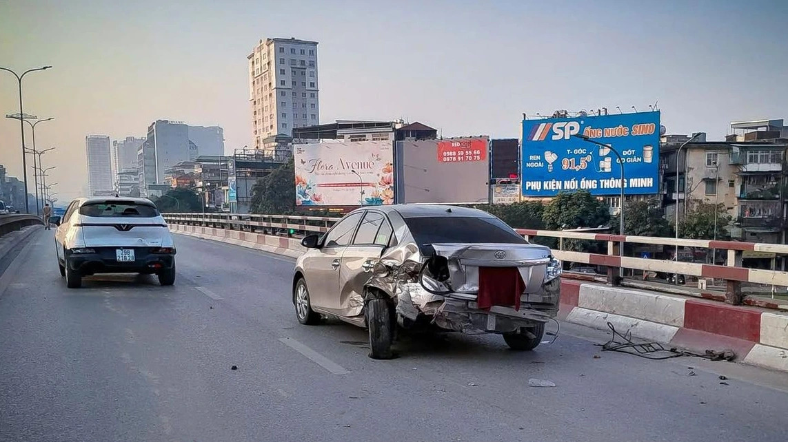 Hà Nội: Ô tô con gây tai nạn liên hoàn khiến 1 người tử vong - Ảnh 2.