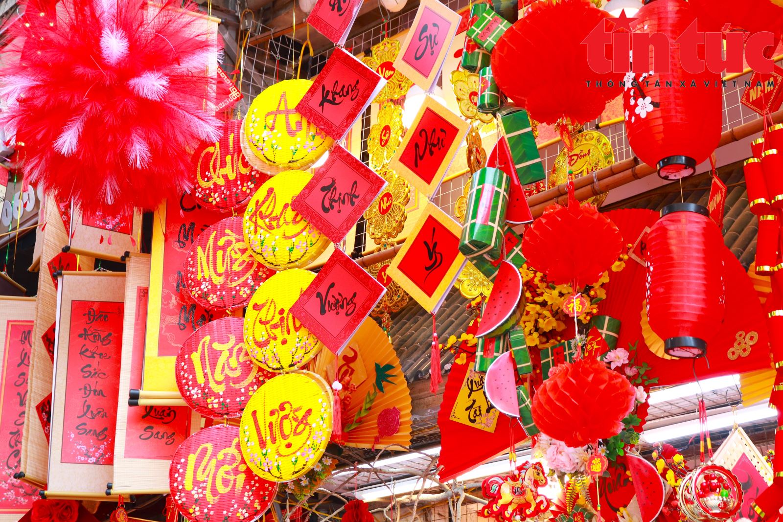 Độc đ&aacute;o sản phẩm trang tr&iacute; Tết B&iacute;nh Ngọ tr&ecirc;n phố H&agrave;ng M&atilde; - Ảnh 12.