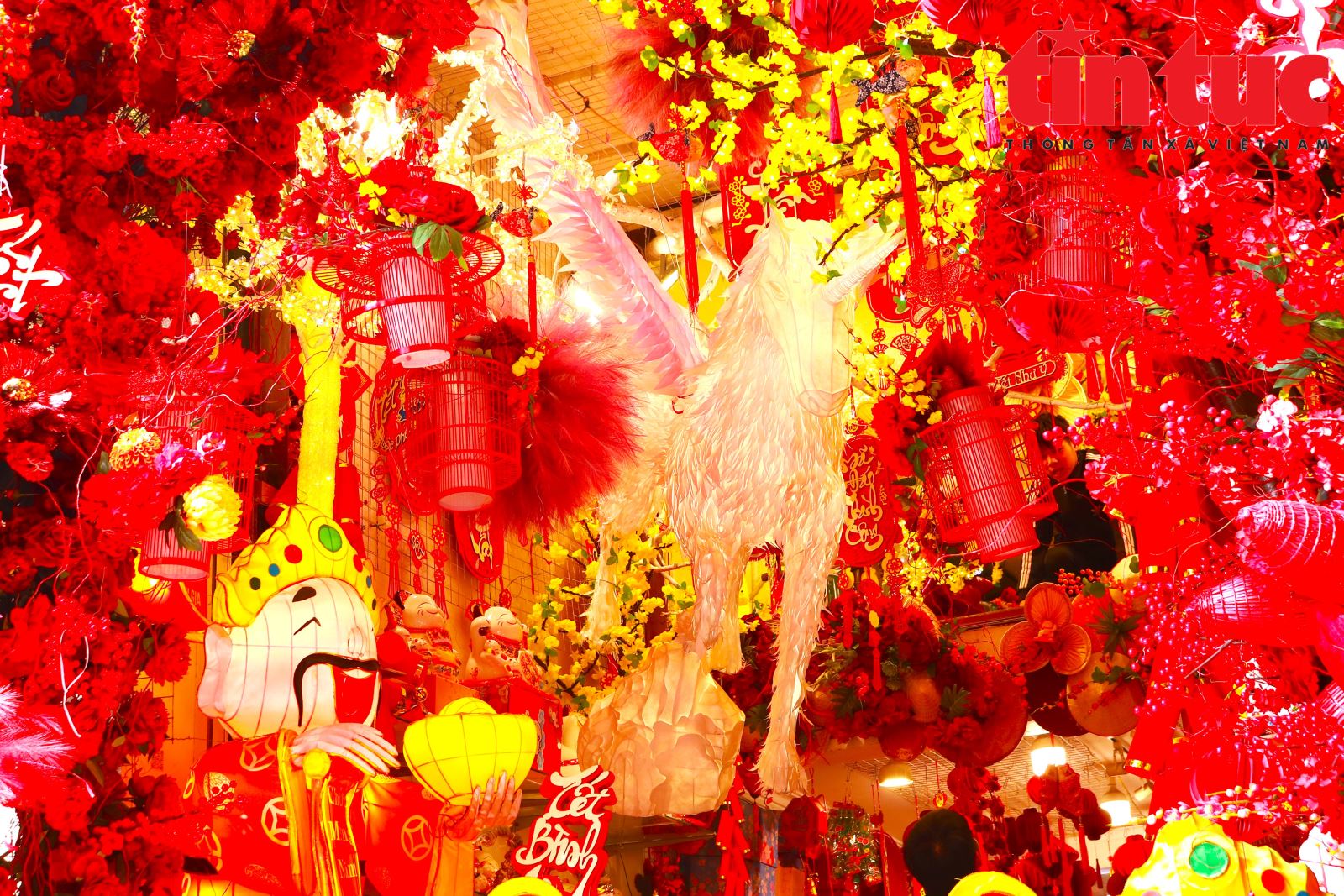 Độc đ&aacute;o sản phẩm trang tr&iacute; Tết B&iacute;nh Ngọ tr&ecirc;n phố H&agrave;ng M&atilde; - Ảnh 3.