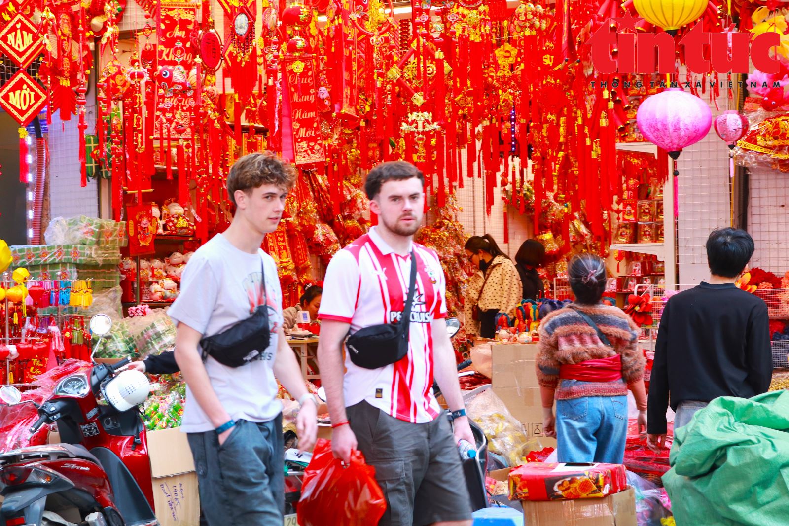 Độc đ&aacute;o sản phẩm trang tr&iacute; Tết B&iacute;nh Ngọ tr&ecirc;n phố H&agrave;ng M&atilde; - Ảnh 14.