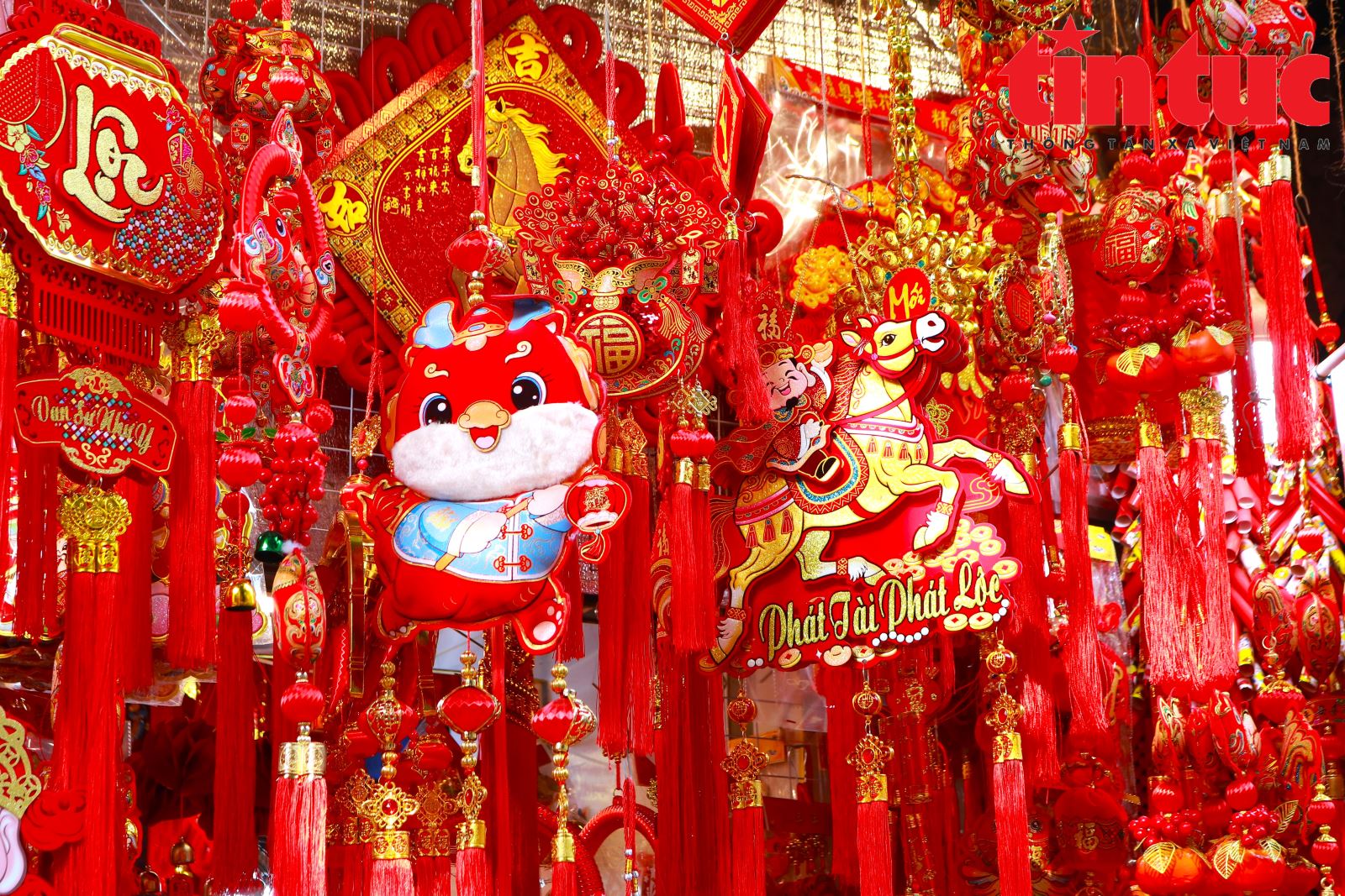 Độc đ&aacute;o sản phẩm trang tr&iacute; Tết B&iacute;nh Ngọ tr&ecirc;n phố H&agrave;ng M&atilde; - Ảnh 10.