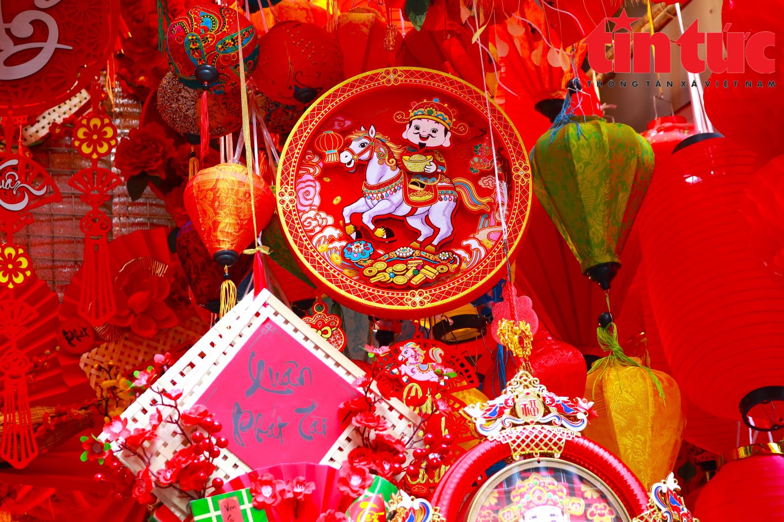 Độc đ&aacute;o sản phẩm trang tr&iacute; Tết B&iacute;nh Ngọ tr&ecirc;n phố H&agrave;ng M&atilde; - Ảnh 7.