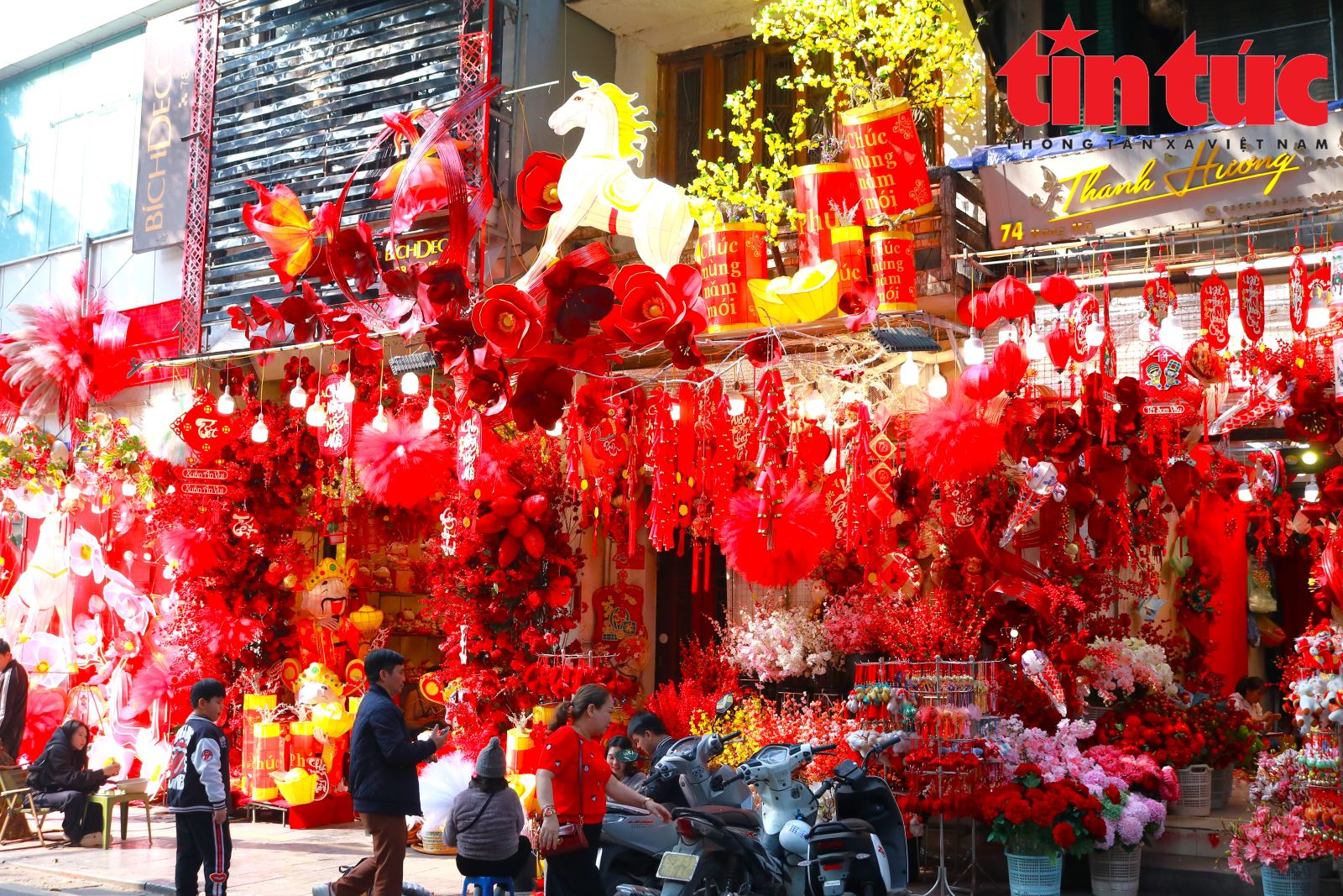 Độc đ&aacute;o sản phẩm trang tr&iacute; Tết B&iacute;nh Ngọ tr&ecirc;n phố H&agrave;ng M&atilde; - Ảnh 1.