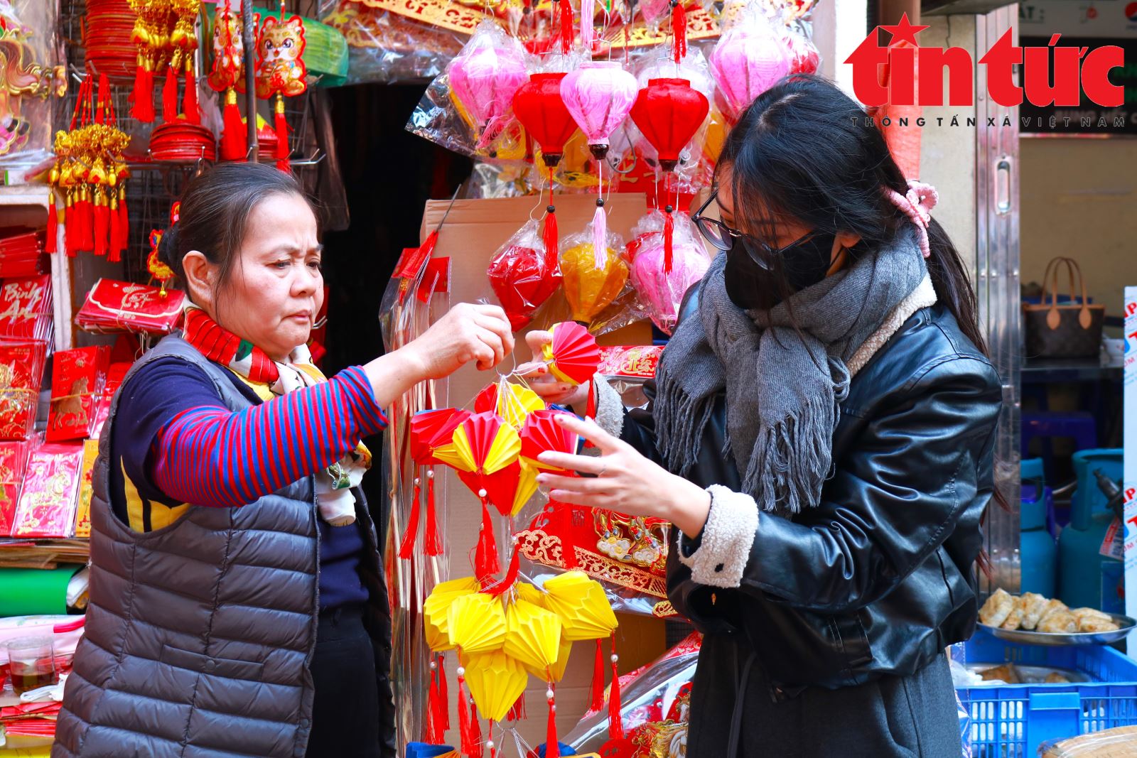 Độc đ&aacute;o sản phẩm trang tr&iacute; Tết B&iacute;nh Ngọ tr&ecirc;n phố H&agrave;ng M&atilde; - Ảnh 9.