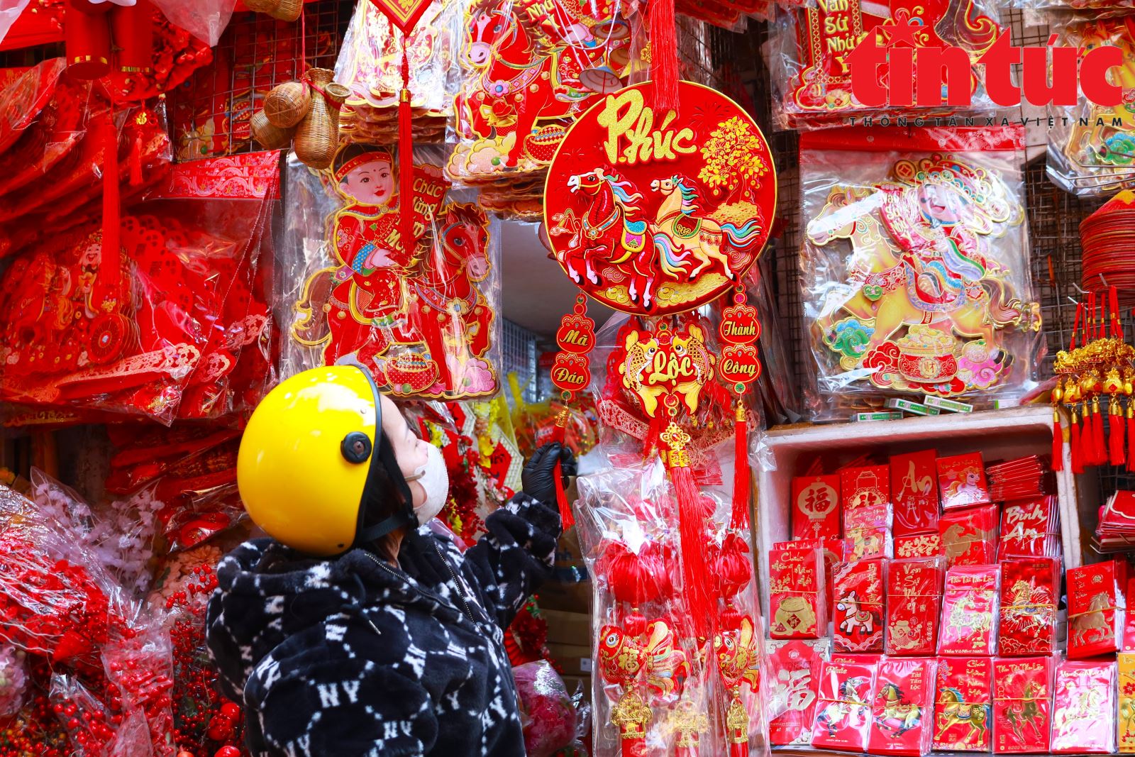 Độc đ&aacute;o sản phẩm trang tr&iacute; Tết B&iacute;nh Ngọ tr&ecirc;n phố H&agrave;ng M&atilde; - Ảnh 6.