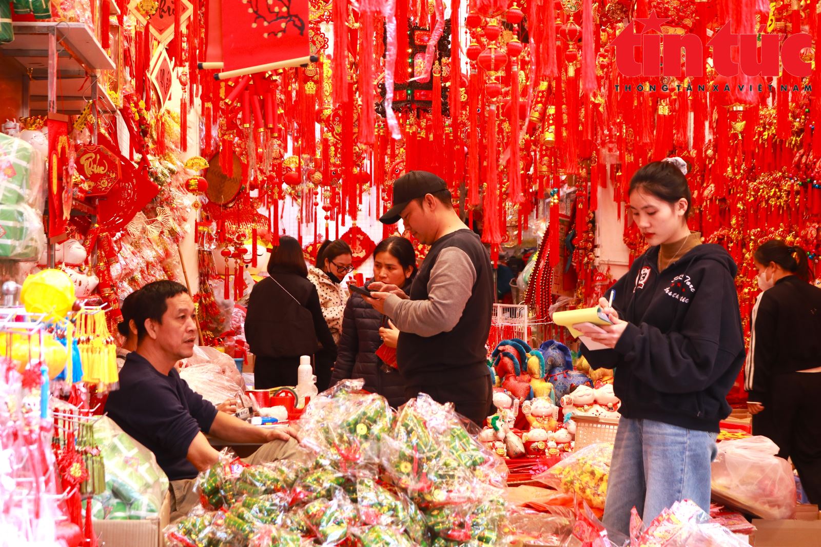 Độc đ&aacute;o sản phẩm trang tr&iacute; Tết B&iacute;nh Ngọ tr&ecirc;n phố H&agrave;ng M&atilde; - Ảnh 4.