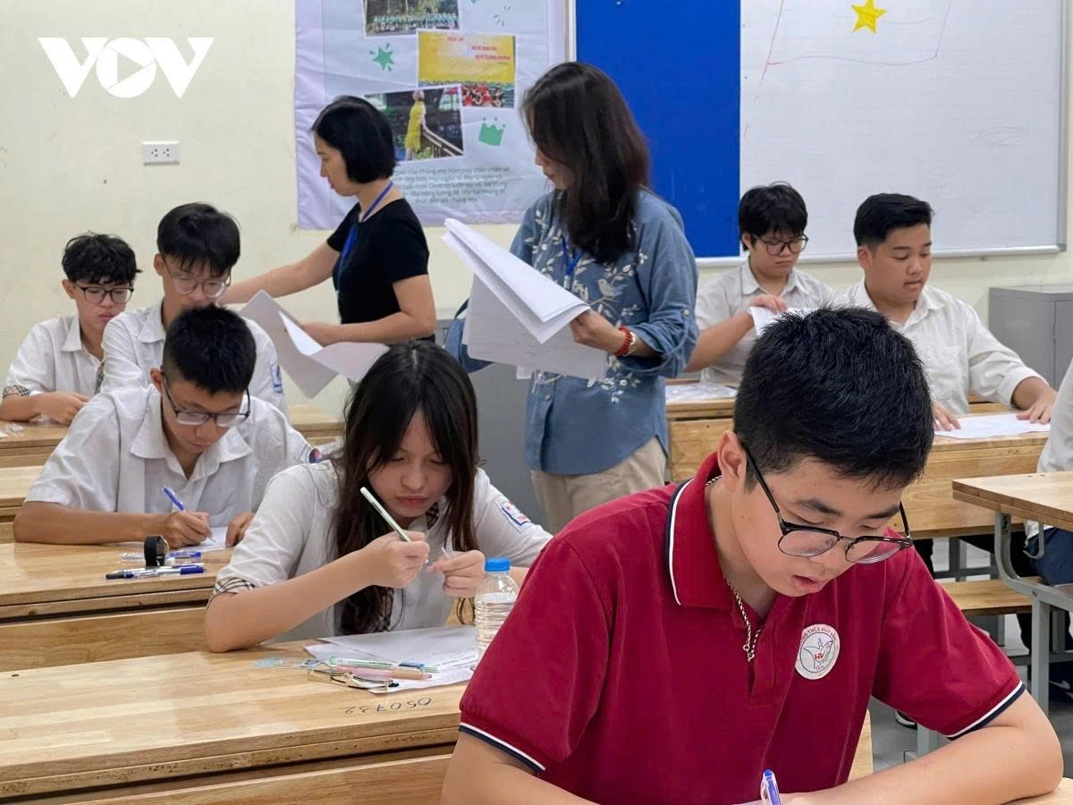Cuộc đua v&agrave;o lớp 10 &ldquo;n&oacute;ng&rdquo; dần, phụ huynh H&agrave; Nội vẫn thấp thỏm chờ chốt m&ocirc;n thứ 3 - Ảnh 2.