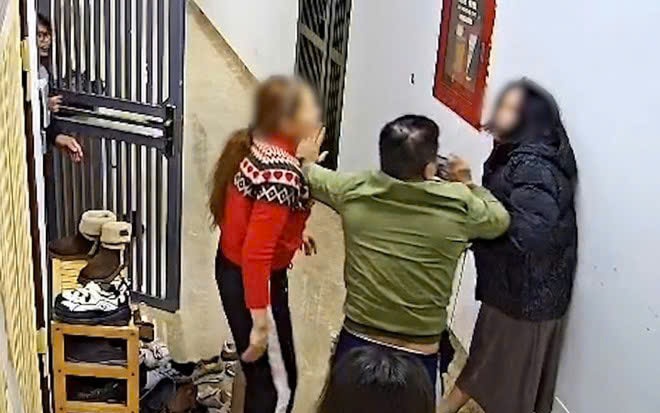 H&agrave; Nội: Người phụ nữ h&agrave;nh hung h&agrave;ng x&oacute;m ở chung cư bị tạm giữ h&igrave;nh sự