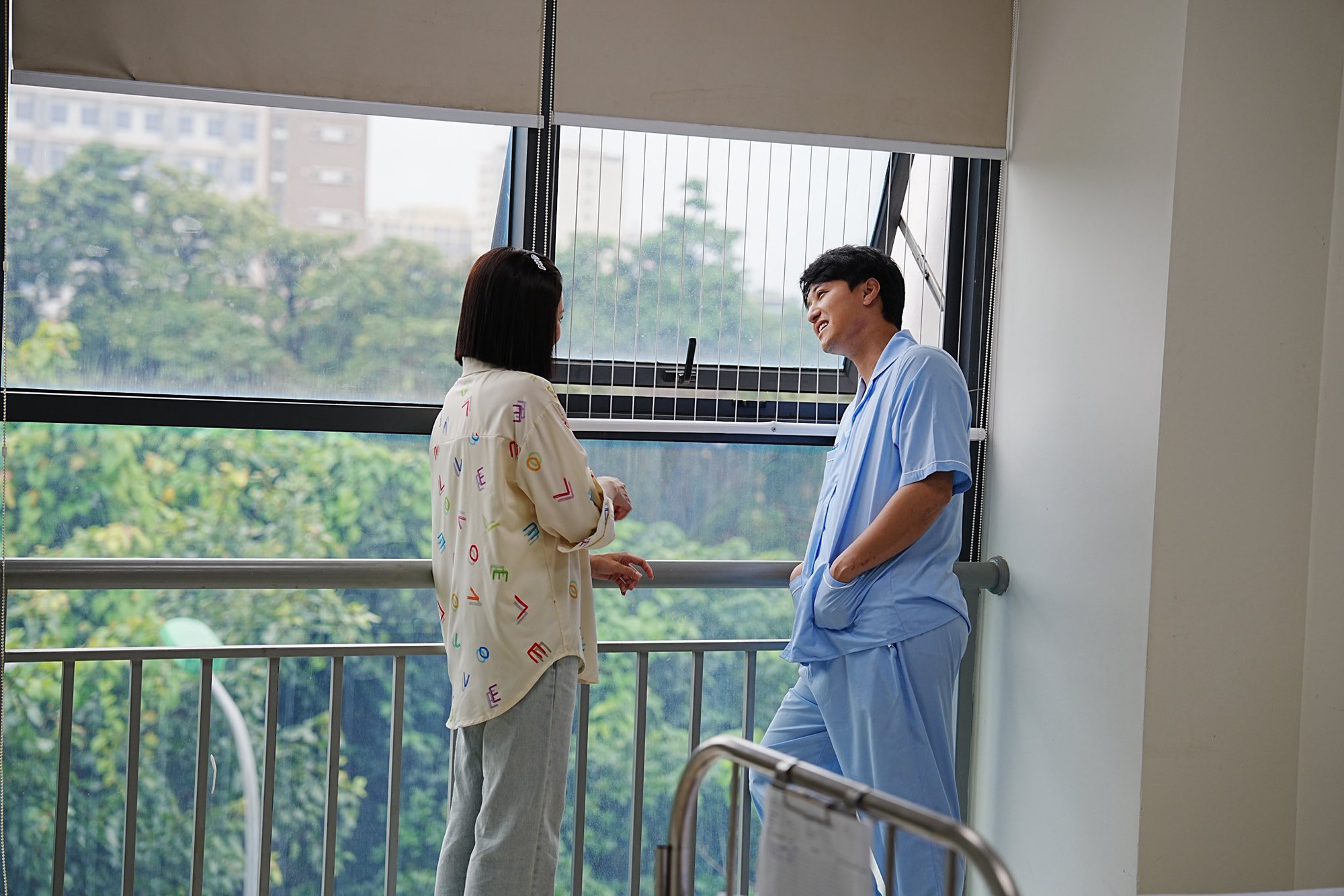 C&aacute;ch em 1 milimet: B&aacute;ch - T&uacute; ngọt ng&agrave;o ở hậu trường- Ảnh 2.