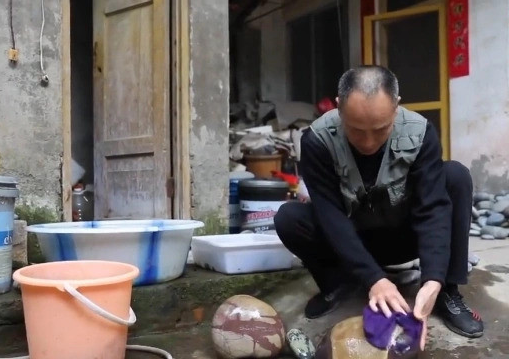 Lạ l&ugrave;ng ra suối nhặt thứ tưởng bỏ đi về b&aacute;n, d&acirc;n l&agrave;ng kiếm "chơi chơi" hơn 72 tỷ đồng/năm - Ảnh 4.