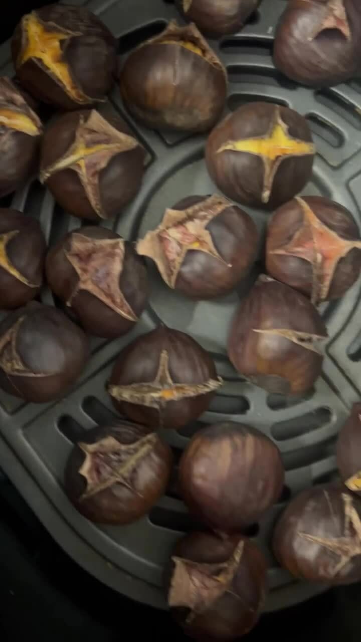 Rang hạt dẻ nhanh gọn với nồi chi&ecirc;n kh&ocirc;ng dầu - Ảnh 1.