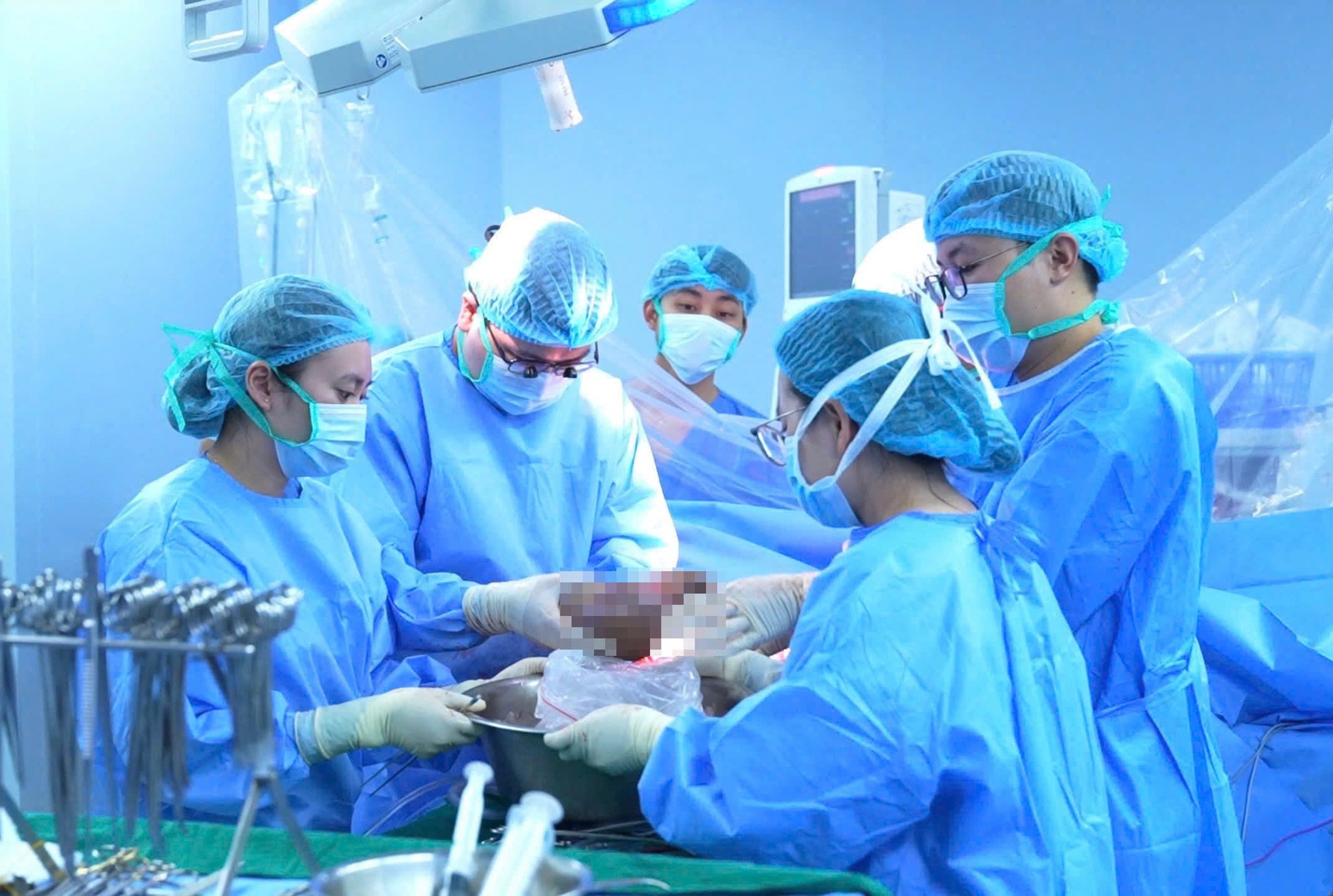 Nữ điều dưỡng 46 tuổi đột quỵ chết não hiến tạng cứu 3 người - Ảnh 1.