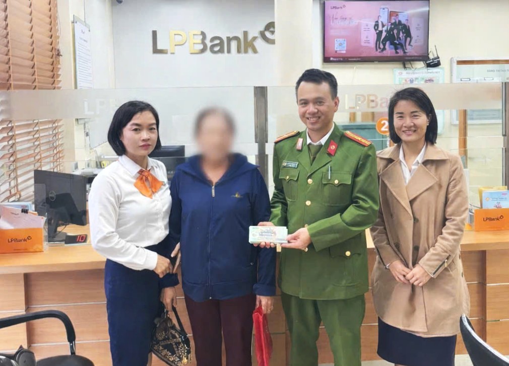 Gi&acirc;y ph&uacute;t nhanh tr&iacute; nh&acirc;n vi&ecirc;n ng&acirc;n h&agrave;ng gi&uacute;p người phụ nữ tho&aacute;t khỏi bẫy lừa đảo 160 triệu đồng - Ảnh 1.