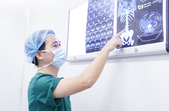 Người phụ nữ 58 tuổi đối mặt nguy cơ suy thận thừa nhận 1 sai lầm nhiều người Việt mắc phải - Ảnh 1.