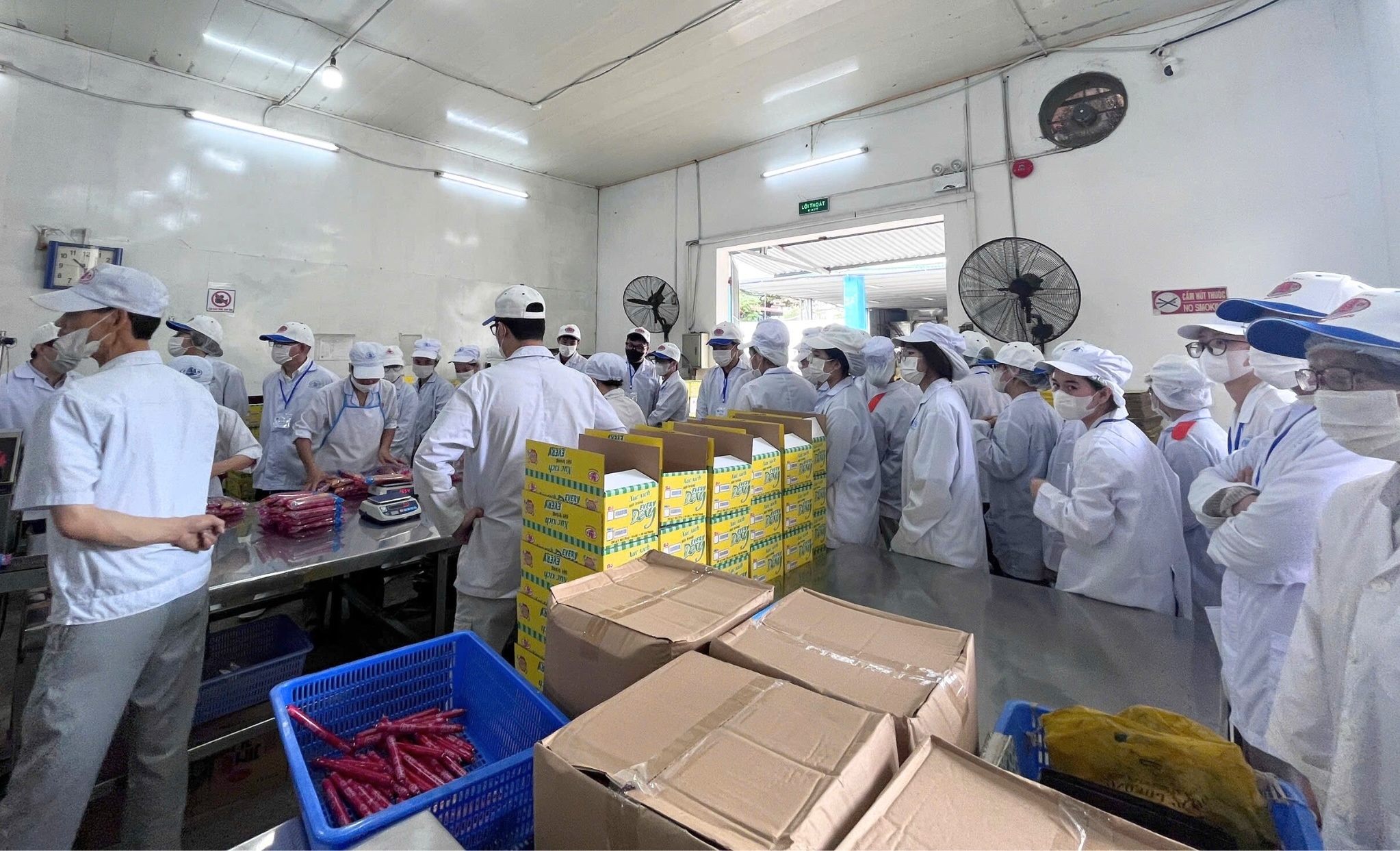 Tạm dừng sản xuất pate Cột Đ&egrave;n v&agrave; c&aacute;c chế phẩm từ thịt: Đồ hộp Hạ Long xử l&yacute; quyền lợi của người lao động ra sao? - Ảnh 2.