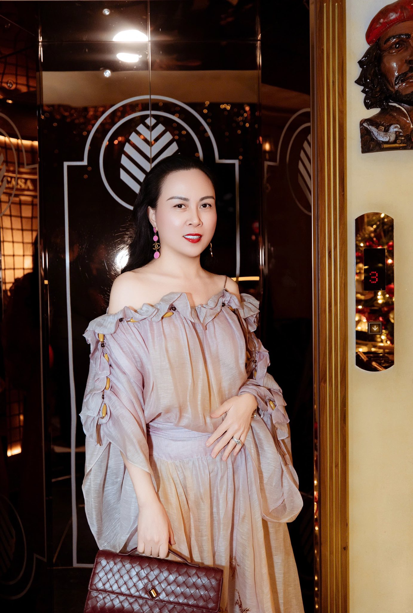 Phượng Chanel ở tuổi trung niên vẫn 'hack' tuổi và sang chảnh
