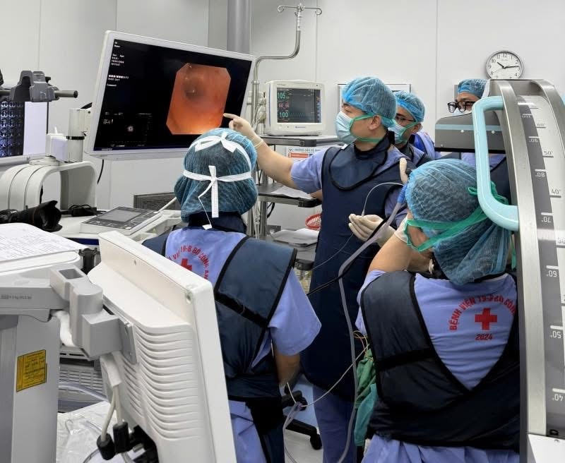 Tin vui cho những người bị ung thư phổi: Thêm cơ hội sống nhờ kỹ thuật nội soi siêu âm phế quản - Ảnh 4. Tin vui cho những người bị ung thư phổi: Thêm cơ hội sống nhờ kỹ thuật nội soi siêu âm phế quản - Ảnh 4.