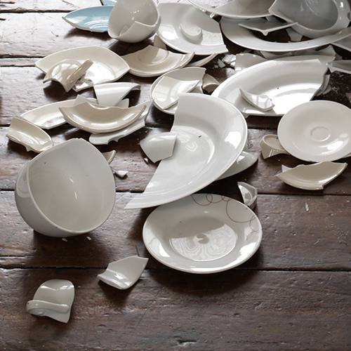 Vỡ ch&eacute;n c&oacute; điềm g&igrave; theo quan niệm c&aacute;c nước tr&ecirc;n thế giới? - Ảnh 2.