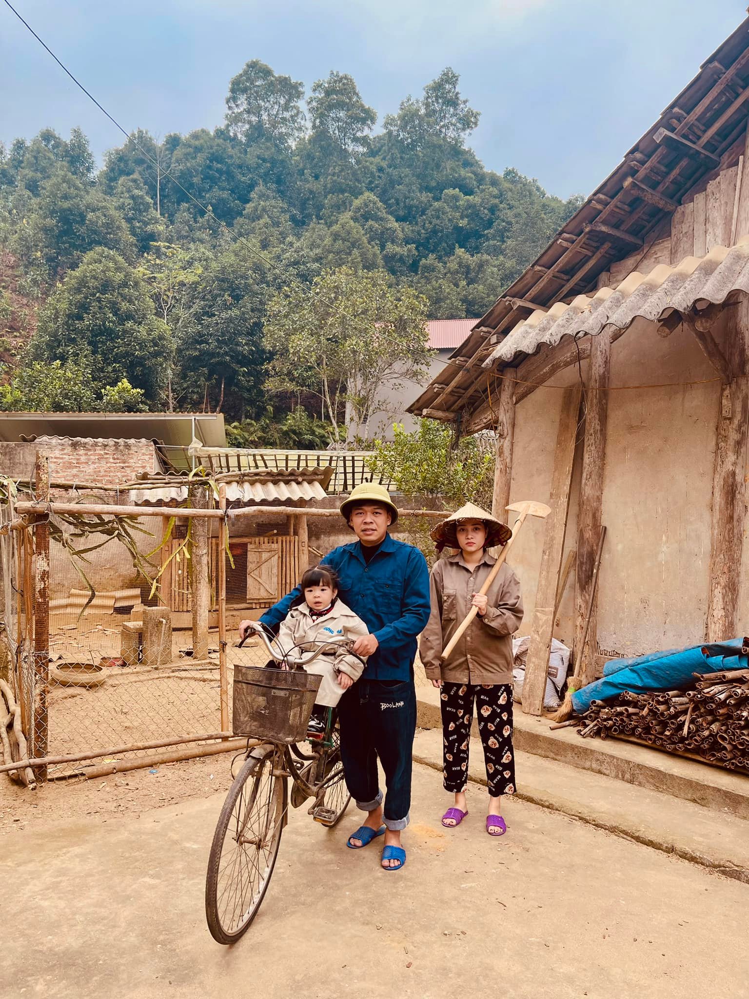 Trung Ruồi "Táo quân": Làm bốc vác, shipper, giờ sung túc bên vợ diễn viên trong căn chung cư hơn 10 tỷ- Ảnh 4. Trung Ruồi "Táo quân": Làm bốc vác, shipper, giờ sung túc bên vợ diễn viên trong căn chung cư hơn 10 tỷ- Ảnh 4.