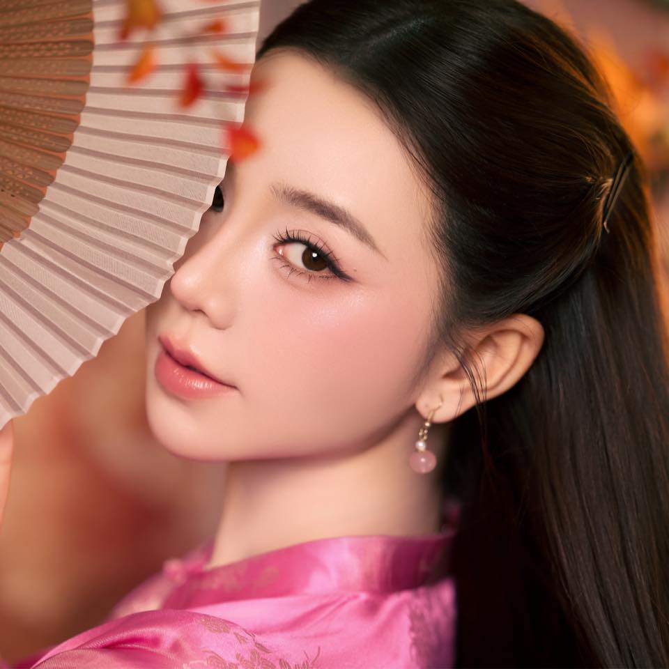 Quỳnh Kool g&acirc;y ch&uacute; &yacute; khi diện &aacute;o d&agrave;i hồng phấn - Ảnh 1.