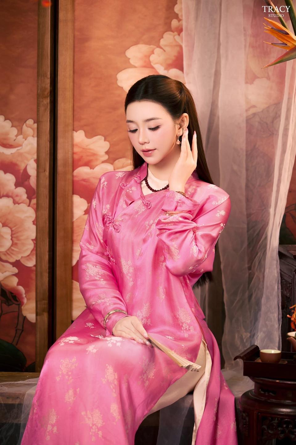 Quỳnh Kool tỏa s&aacute;ng trong &aacute;o d&agrave;i hồng phấn đầy quyến rũ v&agrave; thanh lịch - Ảnh 2.