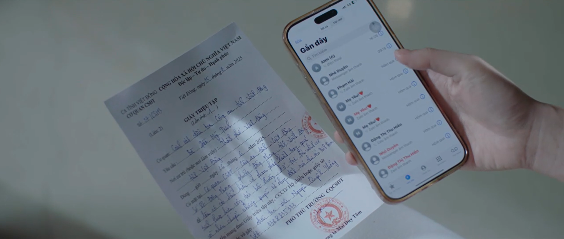 Chủ tịch Tập đoàn Trinh Tam bị triệu tập, Phó bí thư tỉnh Sách cắt liên lạc với người tình - Ảnh 3. Lằn ranh - Tập 52: Ông Sách tách ra với người tình, Thiệu bị đàn em phản bội - Ảnh 9.