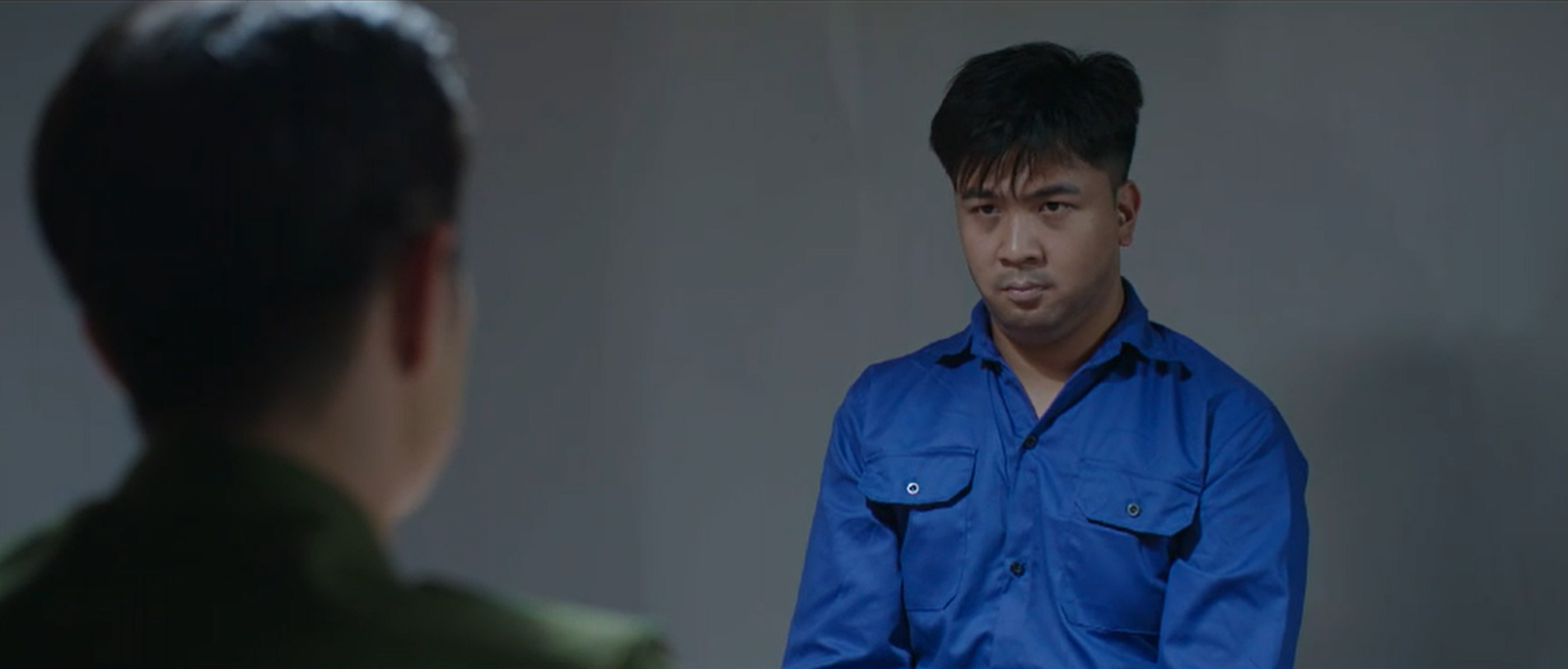 Chủ tịch Tập đoàn Trinh Tam bị triệu tập, Phó bí thư tỉnh Sách cắt liên lạc với người tình - Ảnh 2. Lằn ranh - Tập 52: Ông Sách tách ra với người tình, Thiệu bị đàn em phản bội - Ảnh 4.