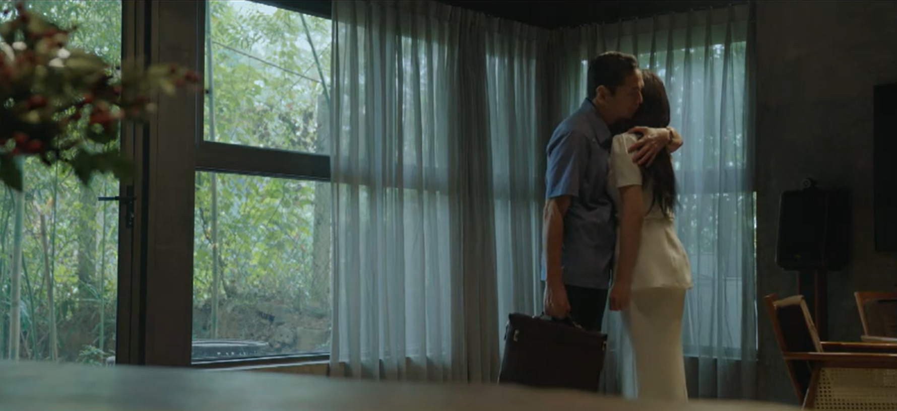 Chủ tịch Tập đoàn Trinh Tam bị triệu tập, Phó bí thư tỉnh Sách cắt liên lạc với người tình - Ảnh 5. Lằn ranh - Tập 52: Ông Sách tách ra với người tình, Thiệu bị đàn em phản bội - Ảnh 12.