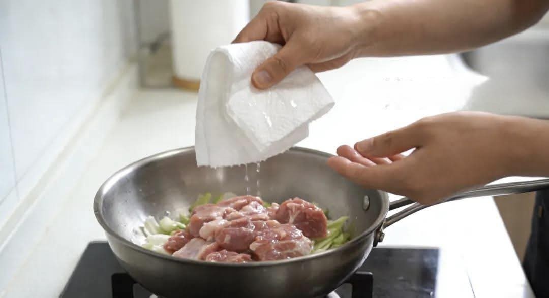 Khi nấu ăn, dầu mỡ lu&ocirc;n bắn tung t&oacute;e: Đ&acirc;y l&agrave; mẹo cực hữu dụng gi&uacute;p ngăn triệt để dầu mỡ bắn v&agrave; l&agrave;m bẩn bếp - Ảnh 2.