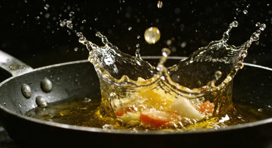 Khi nấu ăn, dầu mỡ lu&ocirc;n bắn tung t&oacute;e: Đ&acirc;y l&agrave; mẹo cực hữu dụng gi&uacute;p ngăn triệt để dầu mỡ bắn v&agrave; l&agrave;m bẩn bếp - Ảnh 1.