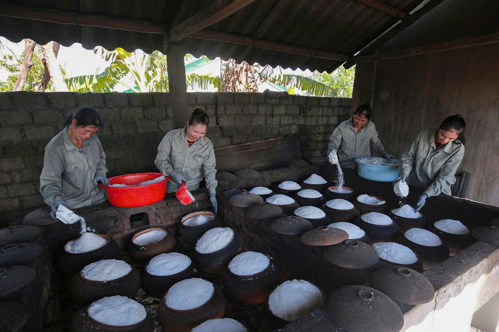 Di&ecirc;m d&acirc;n nấu lại hạt muối để giữ nghề - Ảnh 2.