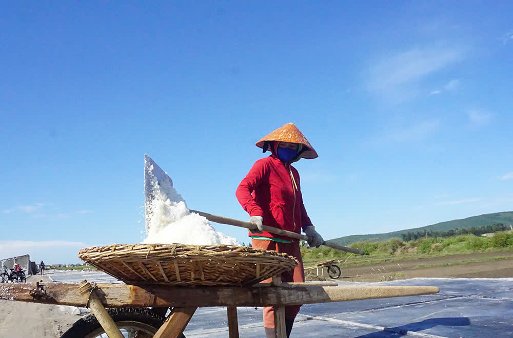 Di&ecirc;m d&acirc;n nấu lại hạt muối để giữ nghề - Ảnh 1.