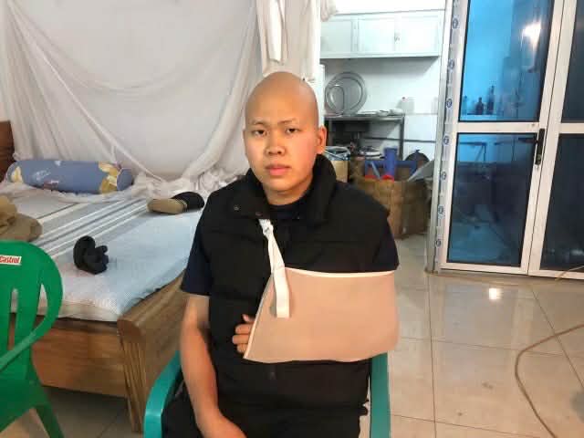 MS 1060: X&oacute;t xa ho&agrave;n cảnh của nam sinh lớp 12 nguy cơ mất c&aacute;nh tay tr&aacute;i v&igrave; bệnh ung thư cần gi&uacute;p đỡ - Ảnh 2.