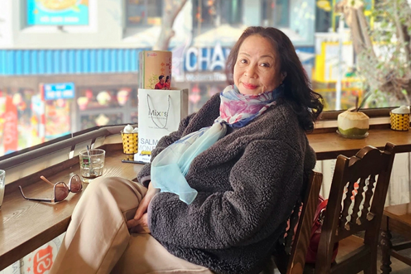 Tuổi xế chiều 'kh&ocirc;ng đ&ograve;i hỏi' của nữ NSƯT đ&oacute;ng vai b&agrave; mẹ c&oacute; con hy sinh trong 'Kh&ocirc;ng giới hạn'  - Ảnh 2.