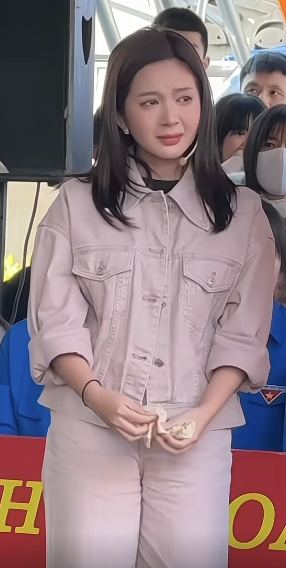 Vợ chồng son Đ&igrave;nh T&uacute; Ngọc Huyền g&acirc;y ch&uacute; &yacute; ở Hải Ph&ograve;ng - Ảnh 3.