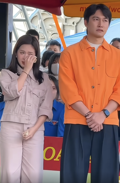 Vợ chồng son Đ&igrave;nh T&uacute; Ngọc Huyền g&acirc;y ch&uacute; &yacute; ở Hải Ph&ograve;ng - Ảnh 2.