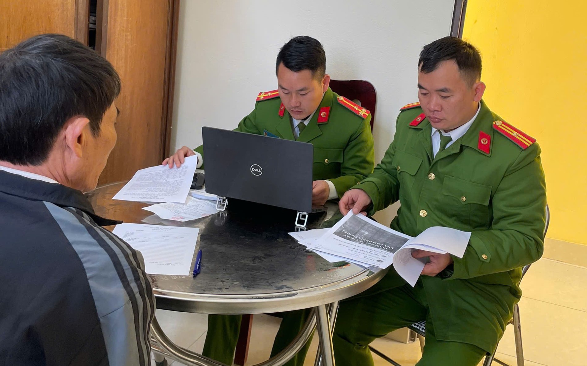 Người đ&agrave;n &ocirc;ng ở Nghệ An bị xử phạt 7 , 5 triệu đồng v&igrave; chia sẻ video cắt gh&eacute;p AI - Ảnh 2.