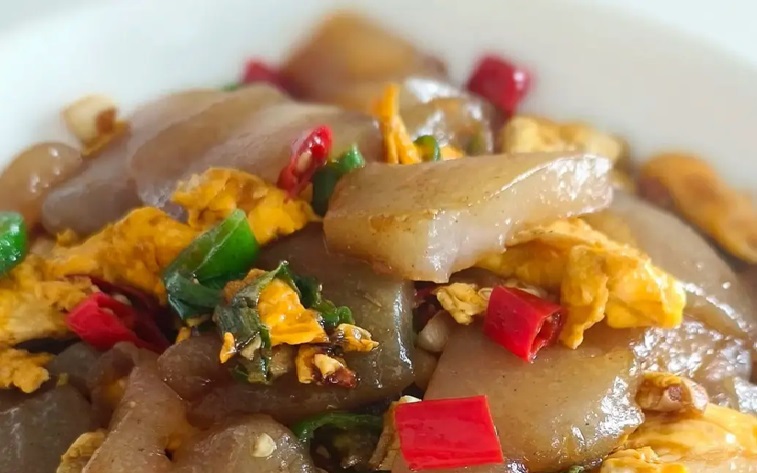 Rễ đinh lăng - nh&acirc;n s&acirc;m của người ngh&egrave;o , m&oacute;n mứt Tết bổ dưỡng v&agrave; lạ miệng - Ảnh 1.